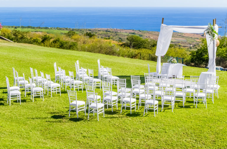 Site aménagé pour cérémonie de mariage en plein air